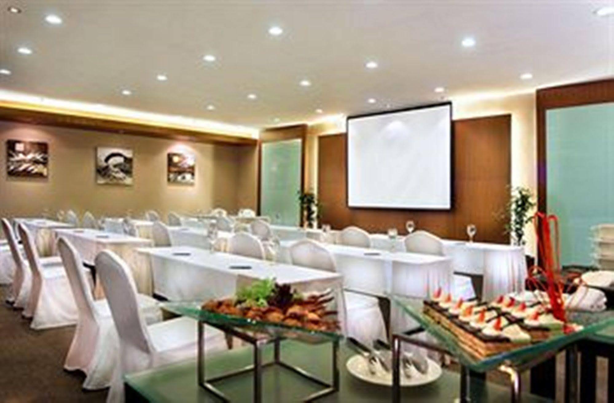 Aryaduta Suite Semanggi Jakarta Exterior foto